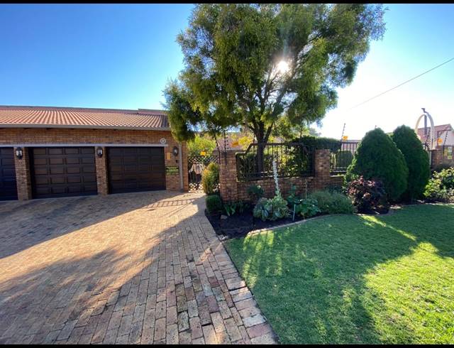 3 BEDROOM FREEHOLD FOR SALE IN SUNWARD PARK